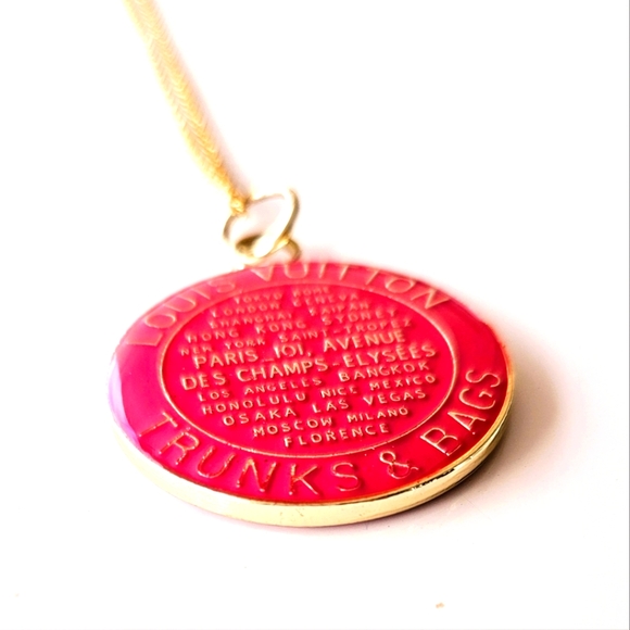 💖 Authentic Louis Vuitton Hot Pink Trunks and Bags Pendant💖 - Picture 2 of 5